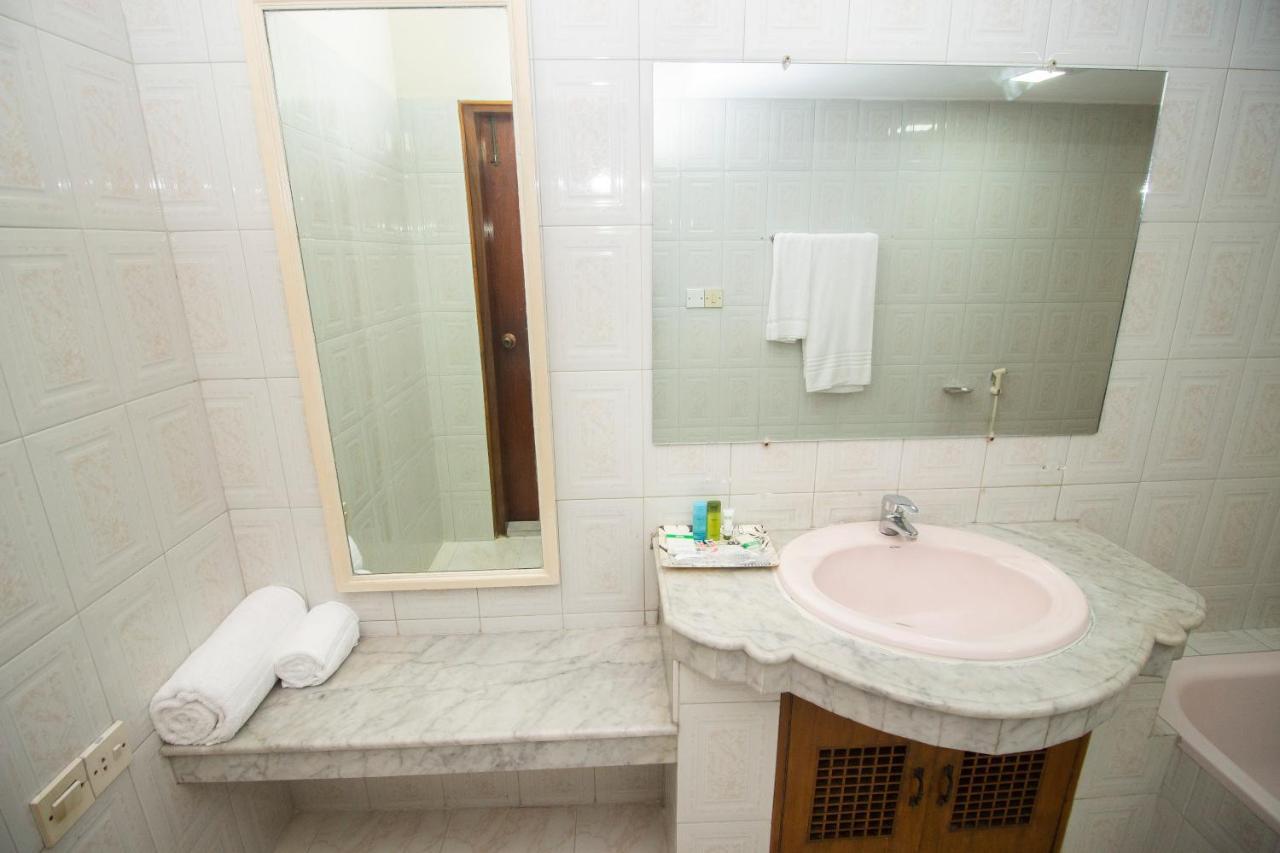 Hotel Suite Palace Дакка Экстерьер фото